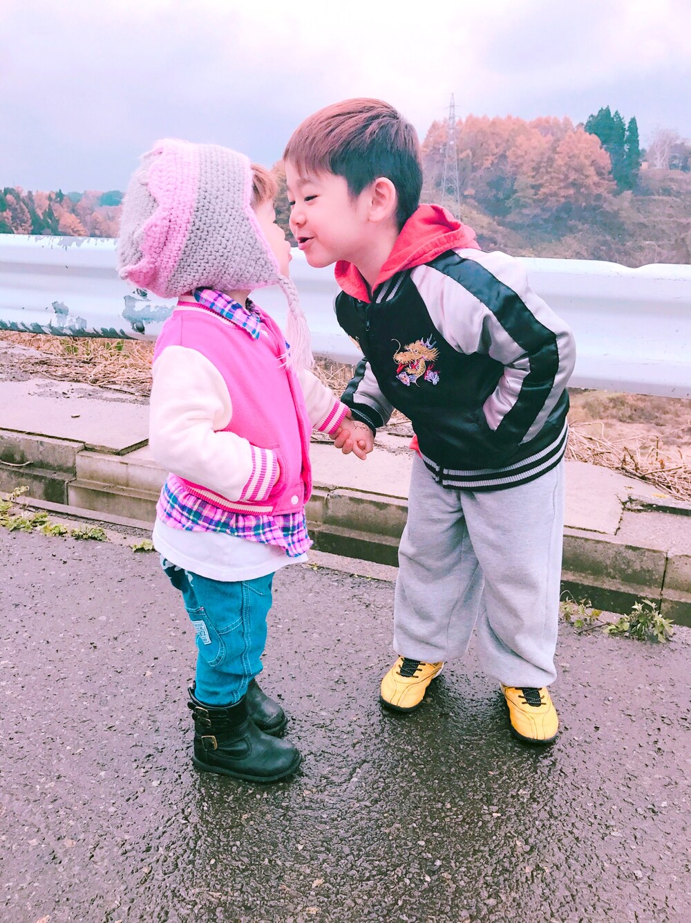 「プチプラ、ピンク、スカジャン、ラフ、カップル、きょうだい、妹、弟」｜「マエダのアイテム（スタジャン、ブラック系）」を使った、☁︎ じょるち ☁︎さん（レディース・157cm）の秋コーディネートの1枚目の写真