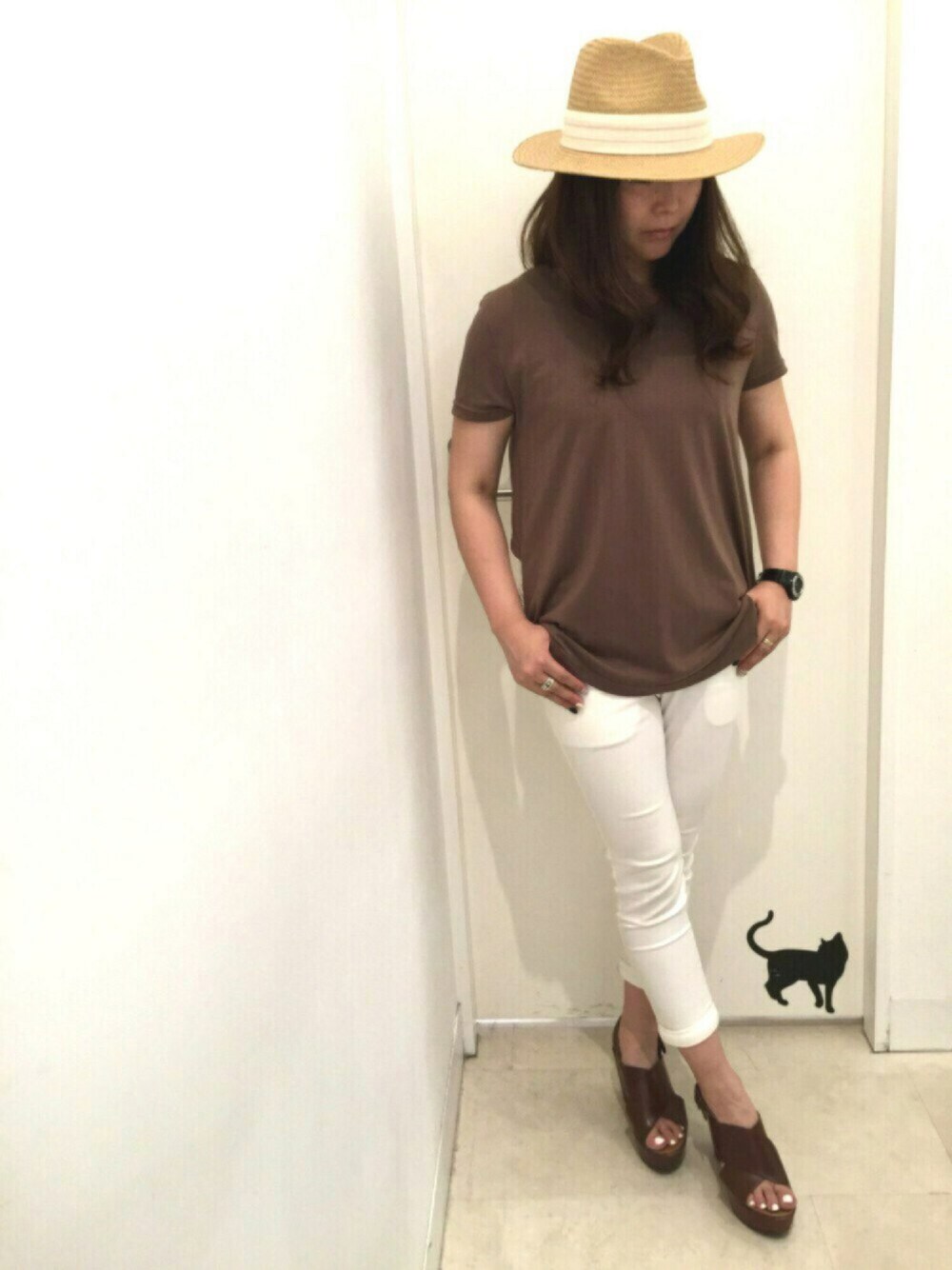 ブラウン系のTシャツ/カットソー、ホワイト系のその他パンツ、ブラウン系のTシャツ/カットソーを着用したレディースの夏コーディネートの1枚目の写真