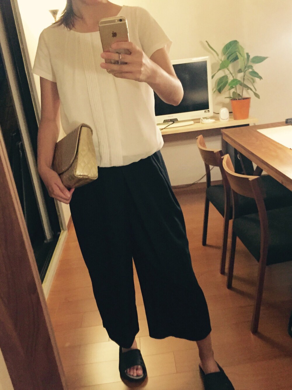 ブルー系のその他パンツ、ホワイト系のシャツ/ブラウス、ゴールド系のクラッチバッグを着用したレディースの夏コーディネートの1枚目の写真
