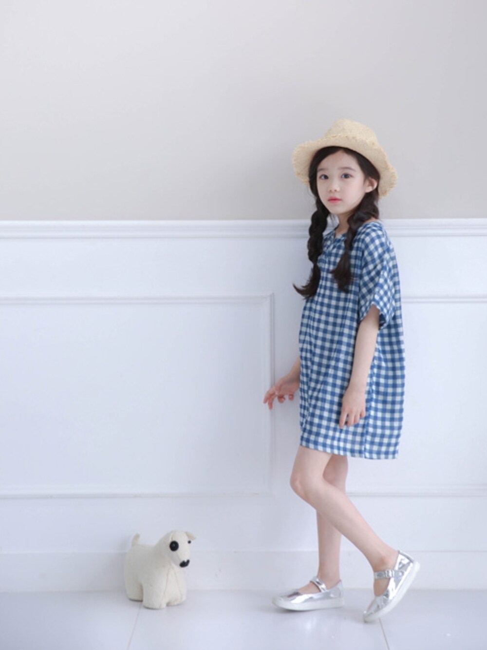 「ワンピース、 ブルー、 ハット、フラットシューズ、 夏、 麦わら、 清涼感」｜「チェック柄ネックスリットワンピース（ワンピース、ブルー系）」を使った、stylenoriterさん（キッズ・124cm）の夏コーディネートの1枚目の写真