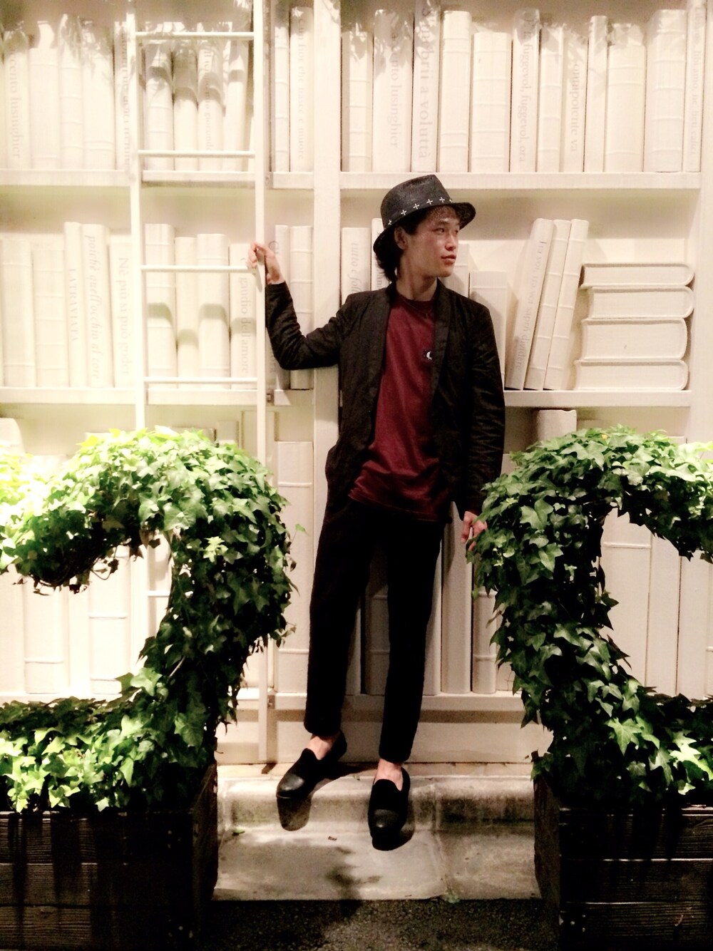 「スリッポン、ジャケットスタイル、ハットコーデ、九分丈パンツ」｜「CUSTOM CULTUREのジャケット（テーラードジャケット、ブラック系）」を使った、森川雄樹さん（メンズ・175cm）の夏コーディネートの1枚目の写真