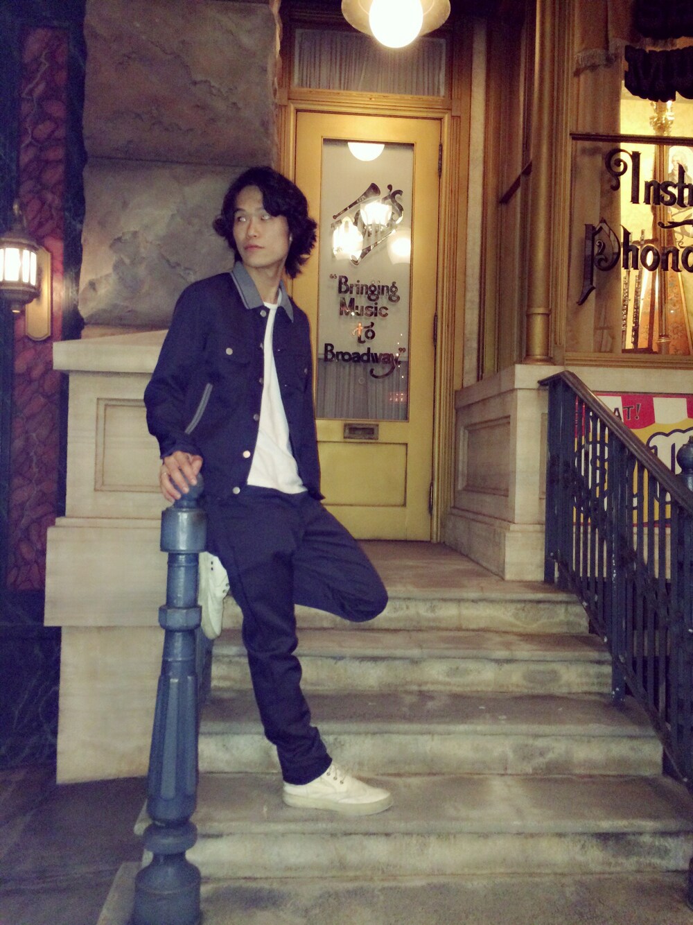 「スニーカーコーデ、Gジャン、FRED PERRY、ネイビーコーデ、セットアップスタイル、ディズニーシー」｜「FRED PERRYのJumper Jacket（その他アウター、ブルー系）」を使った、森川雄樹さん（メンズ・175cm）の夏コーディネートの1枚目の写真