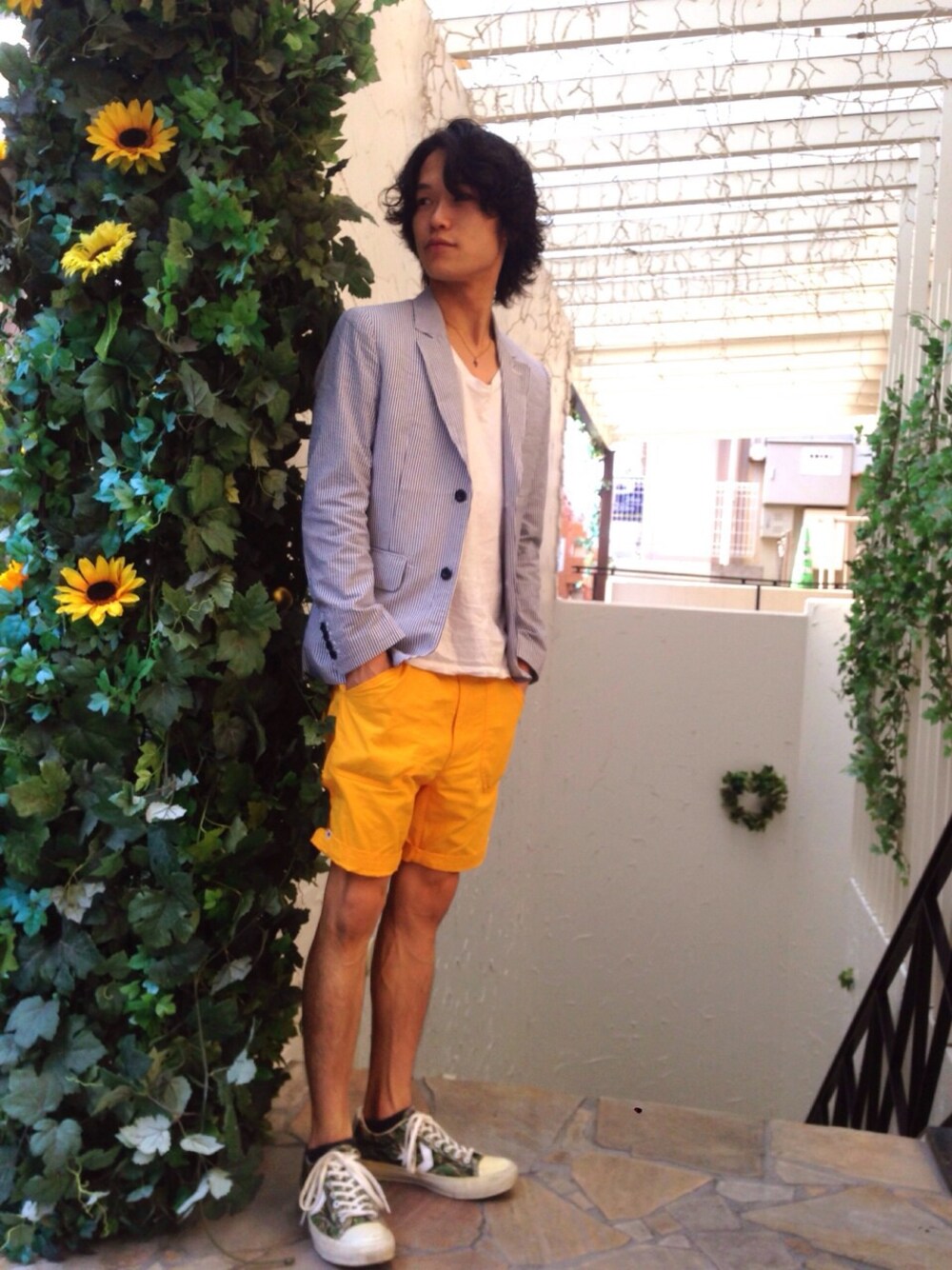 「スニーカー、ジャケット、converse、迷彩、ハーフパンツ、FRED PERRY、フレッドペリー、シアサッカー、イエロー×ブルー」｜「FRED PERRYのPreppy Jacket（テーラードジャケット、ブルー系）」を使った、森川雄樹さん（メンズ・175cm）の夏コーディネートの1枚目の写真