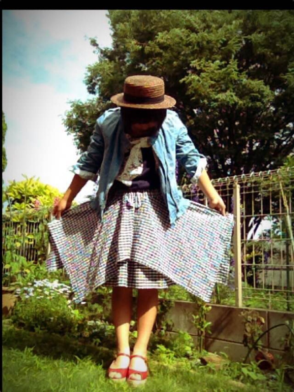 「デニムジャケット、ギンガムチェック、ガーリー、ウェッジソール、OLIVE des OLIVE、ウエストイン、カンカン帽」｜「OLIVE des OLIVEのアイテム（Tシャツ/カットソー、ブルー系）」を使った、みどりがーるさん（レディース・150cm）の春コーディネートの1枚目の写真