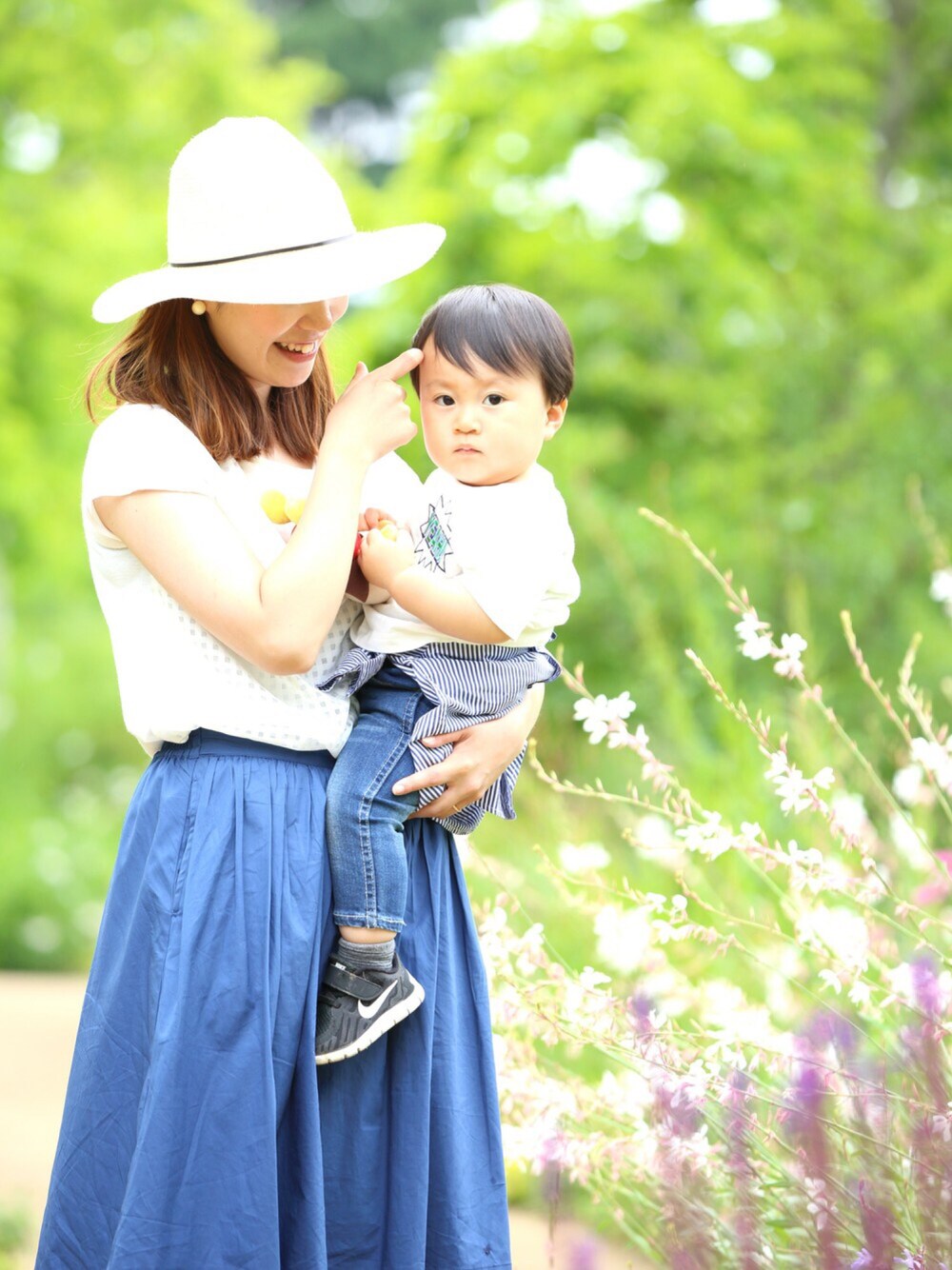 ホワイト系のTシャツ/カットソー、ブルー系のシャツ/ブラウス、ブルー系のスカートを着用したキッズの夏コーディネートの1枚目の写真