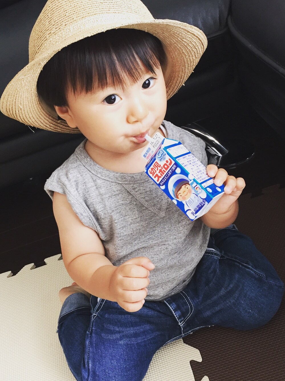 「シンプルコーデ、むぎわら帽子、タンクトップ、デニムパンツ、夏コーデ、quoti use fith、おとこのこ、1歳」｜「パパの👒のアイテム（ハット、ベージュ系）」を使った、eitomanさん（キッズ・80cm）の夏コーディネートの1枚目の写真