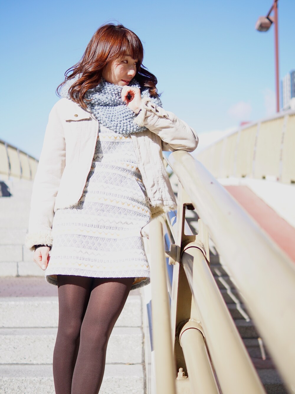 「dazzlinのアイテム（サロペット/オーバーオール、ブルー系）」を使った、 Marikoさん（レディース・165cm）の冬コーディネートの1枚目の写真