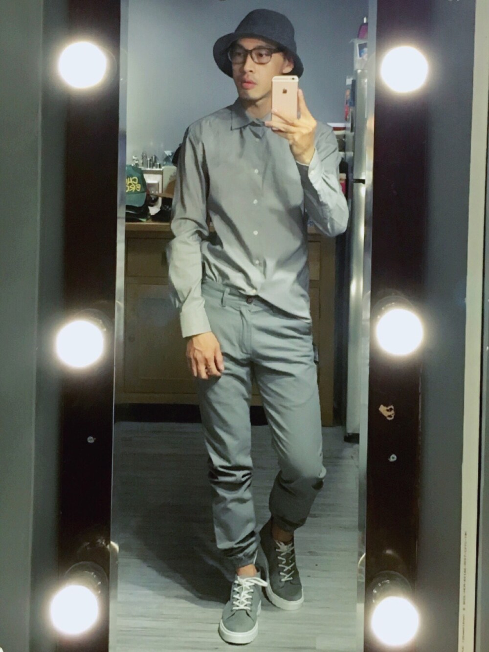「nghiaocdao、ootdsg、ootd、casual、minimal、minimalism、minimalist 、Chinos、jogger pants」｜「Massimo Duttiのアイテム（チノパンツ、グレー系）」を使った、Nghia Oc Daoさん（メンズ・173cm）の春コーディネートの1枚目の写真