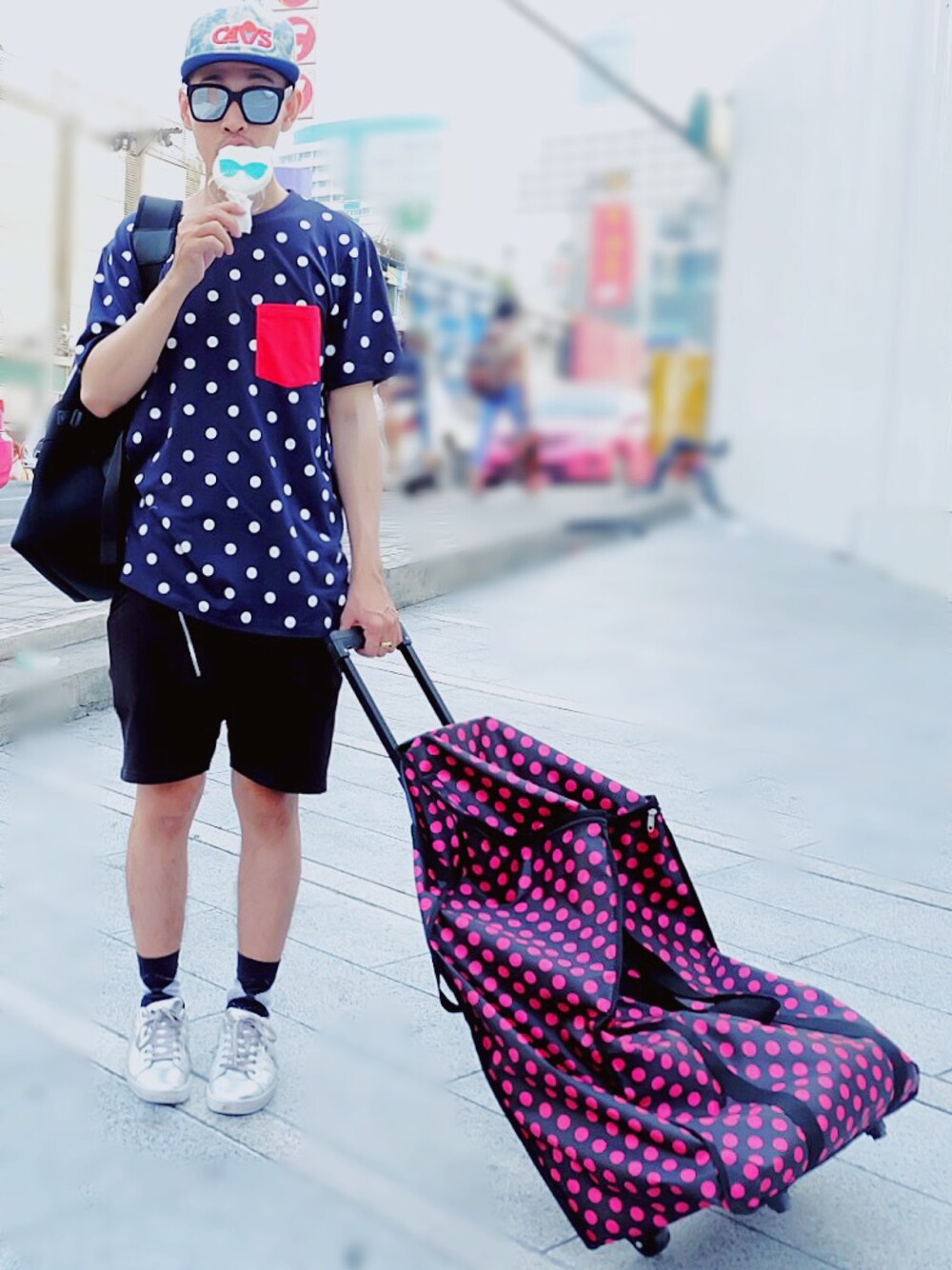 「Casualwear、ZARA、FOREVER 21、URBAN RESEARCH、sporty、nghiaocdao、noasisnguyen、gentlemonster、street、travel」｜「Mitchell&Nessのアイテム（キャップ、ブルー系）」を使った、Nghia Oc Daoさん（メンズ・173cm）の夏コーディネートの1枚目の写真