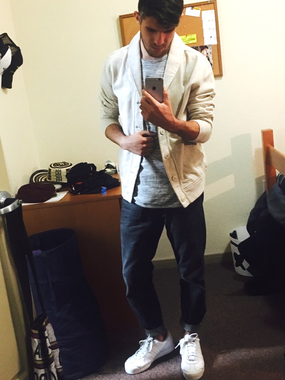 「cardigan、rolledupjeans」｜「OLD NAVYのアイテム（その他アウター、ベージュ系）」を使った、ÅndrewFåcciniさん（メンズ・175cm）の秋コーディネートの1枚目の写真