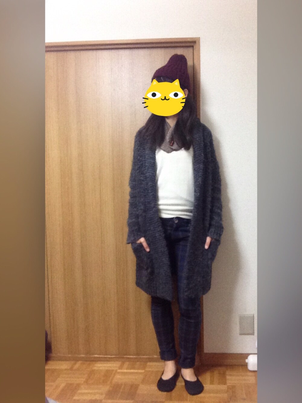 「ロングカーディガン、ニットカーディガン、着納め、グレー、チェックパンツ、スキニーデニム、ニット帽、あかい帽子、よいお年を☆」｜「JOURNAL STANDARDのアイテム（カーディガン/ボレロ、グレー系）」を使った、くまこ…♋︎さん（レディース・166cm）の冬コーディネートの1枚目の写真