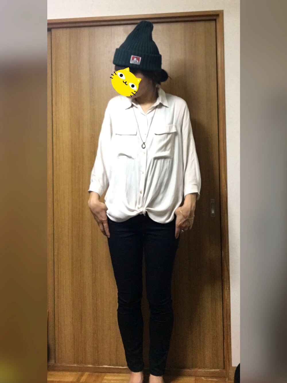 「ドラフトSS、シンプルスタイル、黒スキニー、ホワイトシャツ、ニットキャップ、グリーン」｜「Spick & Spanのアイテム（シャツ/ブラウス、ホワイト系）」を使った、くまこ…♋︎さん（レディース・167cm）の夏コーディネートの1枚目の写真