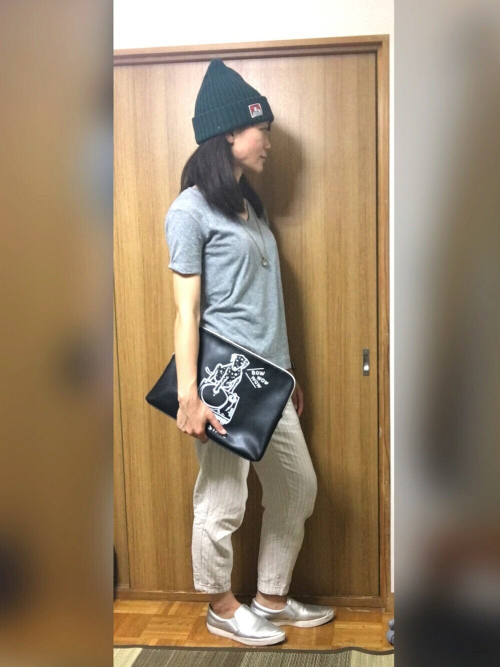 「オトナカジュアル、シンプル、ほぼGU、メンズアイテム、クラッチバッグ、無地T、Vネック、夏でもニット帽、ﾊﾝﾄﾞﾒｲﾄﾞｱｸｾｻﾘｰ、シルバー」｜「GUのアイテム（Tシャツ/カットソー、グレー系）」を使った、くまこ…♋︎さん（レディース・167cm）の夏コーディネートの1枚目の写真