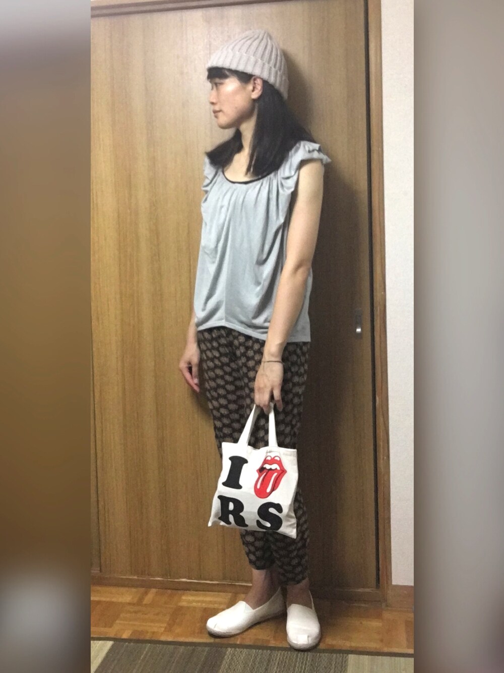 「薬膳カラーコーデ、きんぴらごぼう、酸味がアクセント、ダークカラー、エスパドリーユ、白靴、ニット帽、ノースリーブ、アジアン、夏」｜「IENAのアイテム（タンクトップ、グレー系）」を使った、くまこ…♋︎さん（レディース・167cm）の夏コーディネートの1枚目の写真