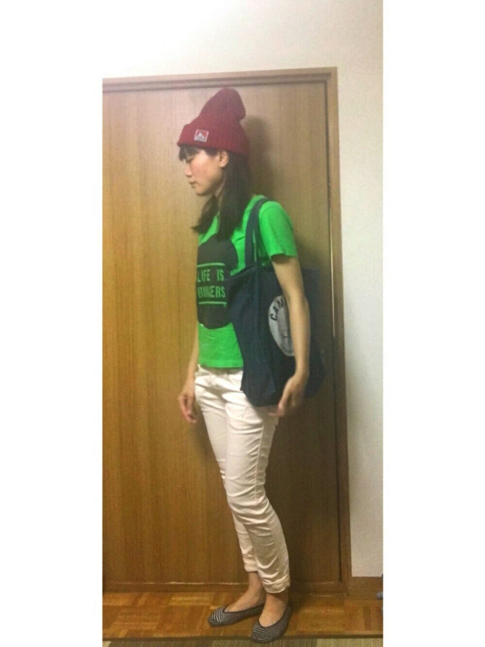 「薬膳カラーコーデ、ニット帽、派手Tシャツ、グリーン、赤、トートバッグ、パンツスタイル、Tシャツ×デニム、ピンクデニム」｜「BEN DAVISの【BEN DAVIS】ワンポイントロゴコットンワッチ（ニットキャップ/ビーニー、レッド系）」を使った、くまこ…♋︎さん（レディース・167cm）の夏コーディネートの1枚目の写真