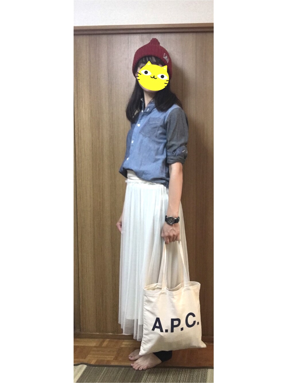 「シャツスタイル、ブルーシャツ、キッズサイズ、シフォンスカート、白スカート、GU、BEN DAVIS、ニット帽、赤がポイント、エコバッグ」｜「BEN DAVISの【BEN DAVIS】ワンポイントロゴコットンワッチ（ニットキャップ/ビーニー、レッド系）」を使った、くまこ…♋︎さん（レディース・167cm）の秋コーディネートの1枚目の写真
