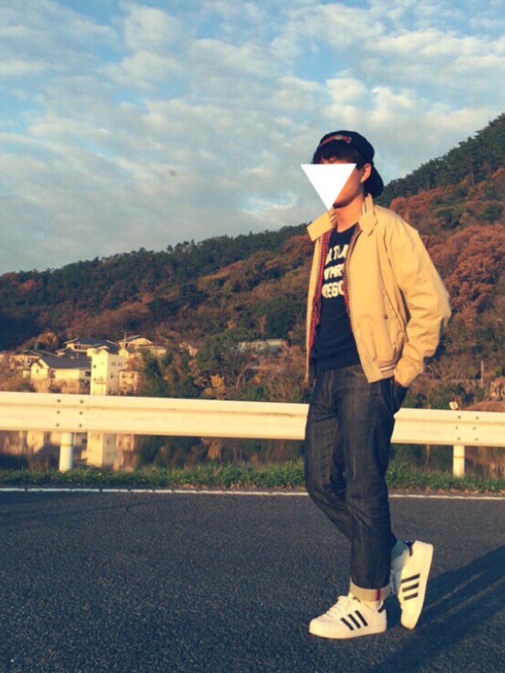 ベージュ系のブルゾン、ブルー系のTシャツ/カットソー、ブルー系のデニムパンツを着用したメンズの冬コーディネートの1枚目の写真