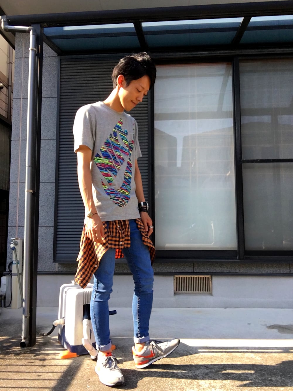 グレー系のTシャツ/カットソー、オレンジ系のシャツ/ブラウス、ブルー系のデニムパンツを着用したメンズの夏コーディネートの1枚目の写真