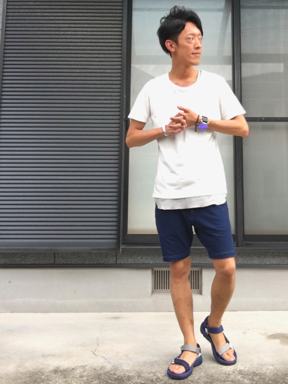 ホワイト系のTシャツ/カットソー、グレー系のタンクトップ、ブルー系のその他パンツを着用したメンズの夏コーディネートの1枚目の写真