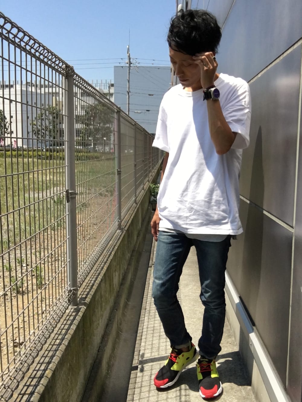 「夏コーデ、johnbull、白Tシャツ、ビッグシルエット、GLOBAL WORK、レイヤードスタイル、Nudie jeans、スキニーデニム、reebok、フューリーライト」｜「JohnbullのオーバーTee（Tシャツ/カットソー、ホワイト系）」を使った、Harutoさん（メンズ・177cm）の夏コーディネートの1枚目の写真
