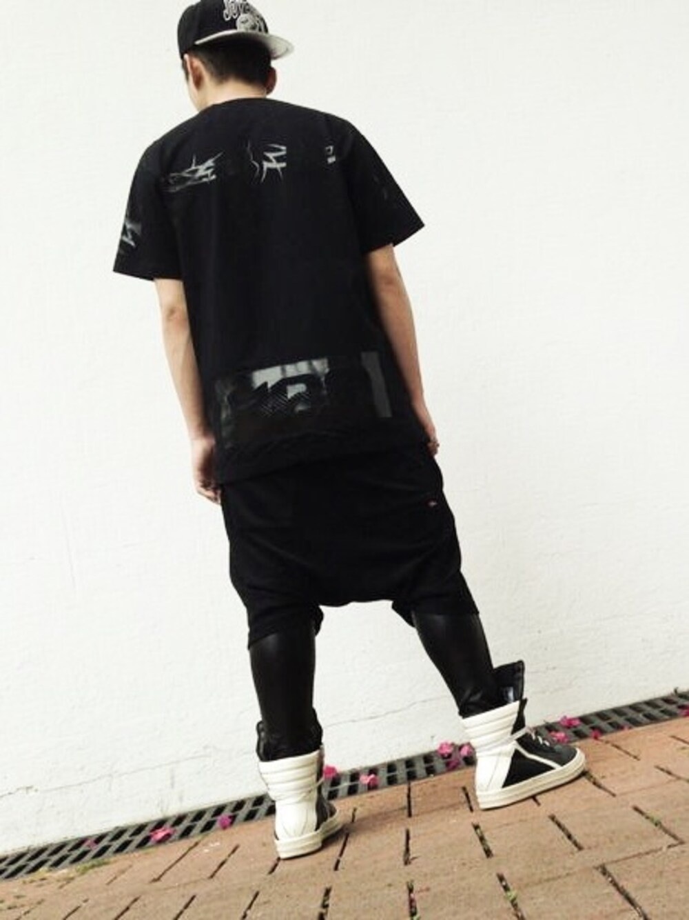 「JOYRICH、RICK OWENS、HOOD BY AIR」｜「HOOD BY AIRのアイテム（Tシャツ/カットソー、ブラック系）」を使った、James Tang さん（メンズ・31cm）の夏コーディネートの1枚目の写真