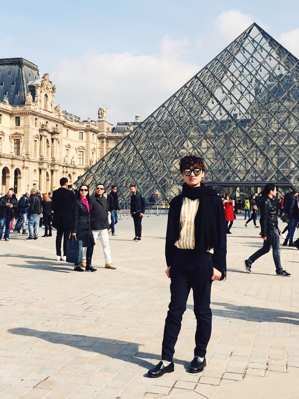 「Eiffel Tower」｜「sandroのアイテム（ジャケット/アウター、ブルー系）」を使った、Derek Dingさん（メンズ・173cm）の春コーディネートの1枚目の写真