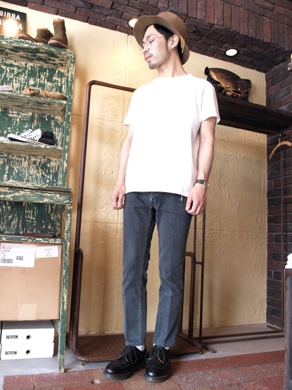 ホワイト系のTシャツ/カットソーを着用したメンズの春コーディネートの1枚目の写真