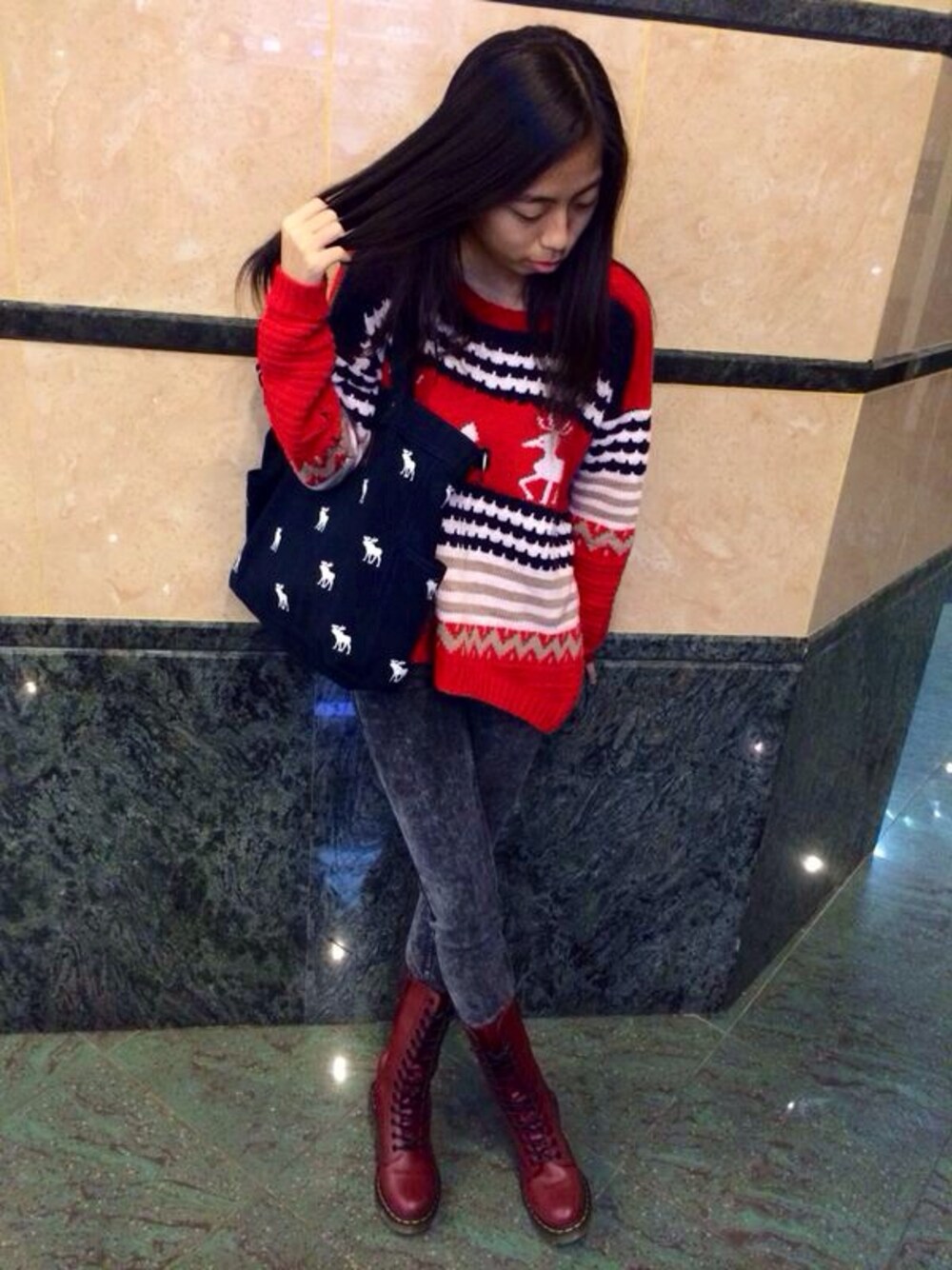 「boots、autumn、Abercombie&Fitch、cardigan、jeans、asian、girl、red、black」｜「Abercrombie&Fitchのアイテム（ハンドバッグ、ブラック系）」を使った、Eunix Cal Styles .さん（レディース・165cm）の夏コーディネートの1枚目の写真