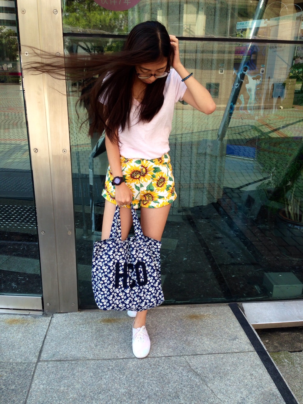 「H&Mのアイテム（Tシャツ/カットソー、ピンク系）」を使った、Eunix Cal Styles .さん（レディース・165cm）の秋コーディネートの1枚目の写真