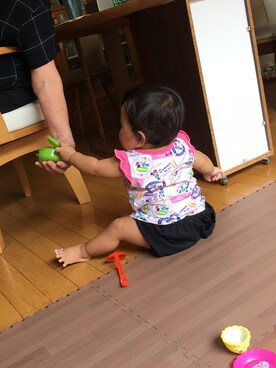 「西松屋（ニシマツヤ）のアイテム（Tシャツ/カットソー、ピンク系）」を使った、Aaiaiさん（キッズ・70cm）の夏コーディネート