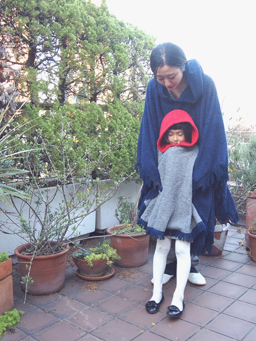 「bodco」｜「bodcoの【littlebodco】リトルボッコ/ ポンチョ（ポンチョ、ブルー系）」を使った、小林布結里さん（レディース・165cm）の春コーディネートの1枚目の写真