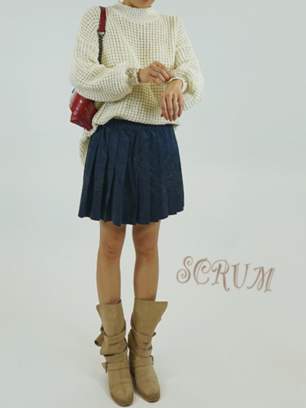 ブルー系のスカート、ホワイト系のその他トップスを着用したレディースの秋コーディネートの1枚目の写真