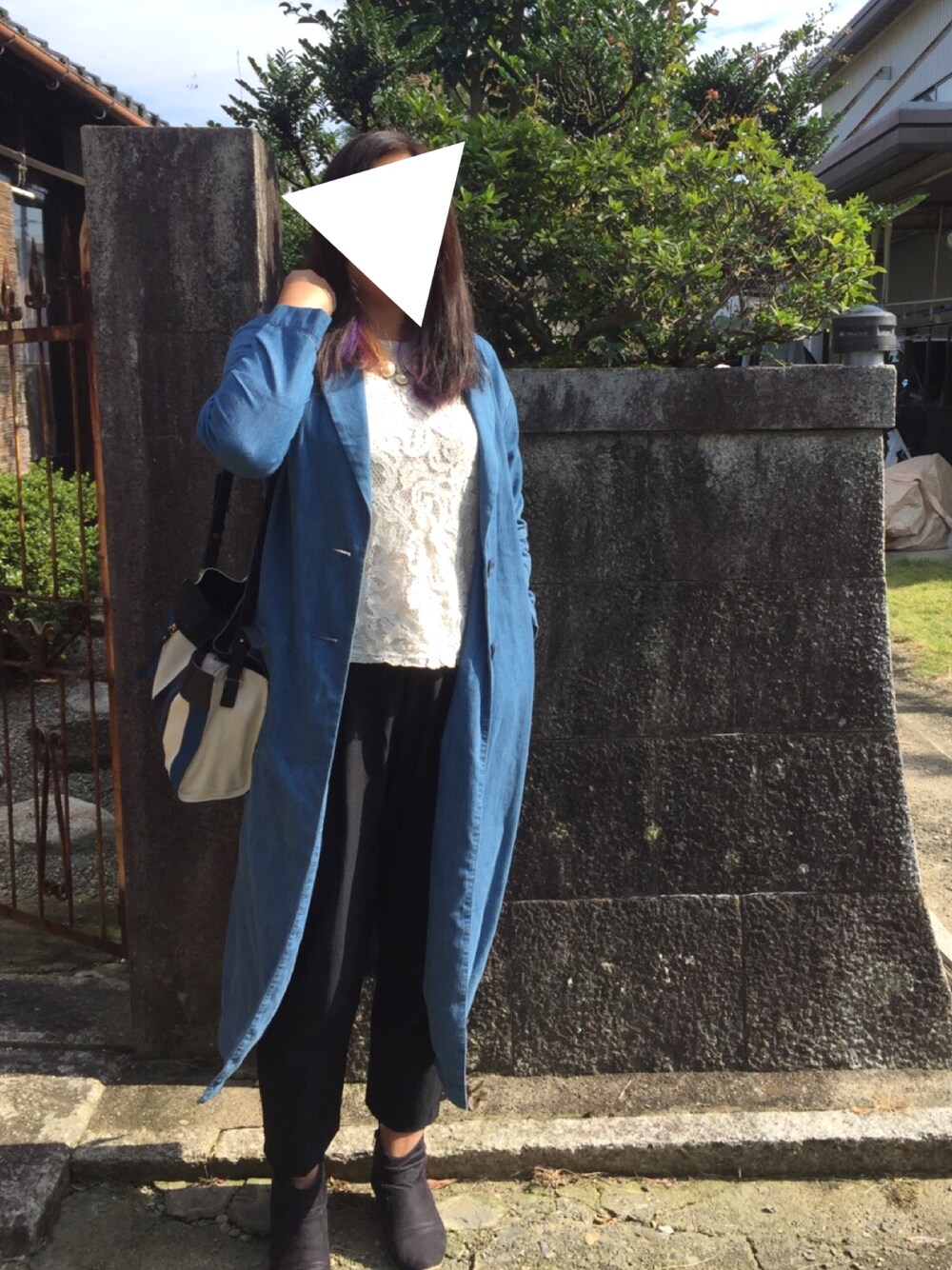 ブルー系のチェスターコート、ホワイト系のシャツ/ブラウス、ブラック系のチノパンツを着用したレディースの秋コーディネートの1枚目の写真