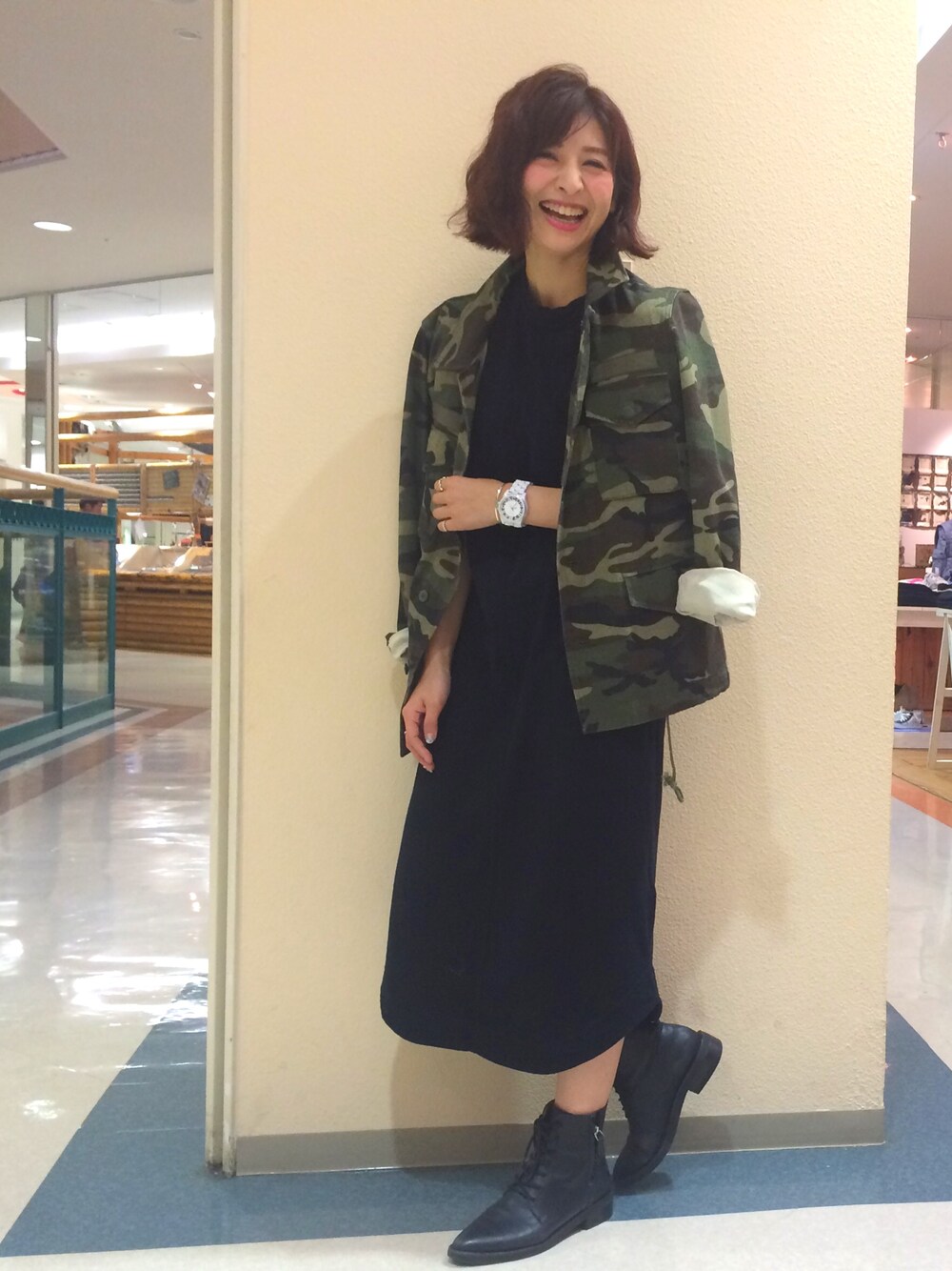「カモフラ、ミリタリー、ワンピース、レースアップシューズ、ブーツ、ブラックコーデ」｜「Marc by Marc JacobsのMARC by Marc Jacobs Henry Skeleton Crystal Watch, White（アナログ腕時計、ホワイト系）」を使った、mikittyさん（レディース・159cm）の秋コーディネートの1枚目の写真