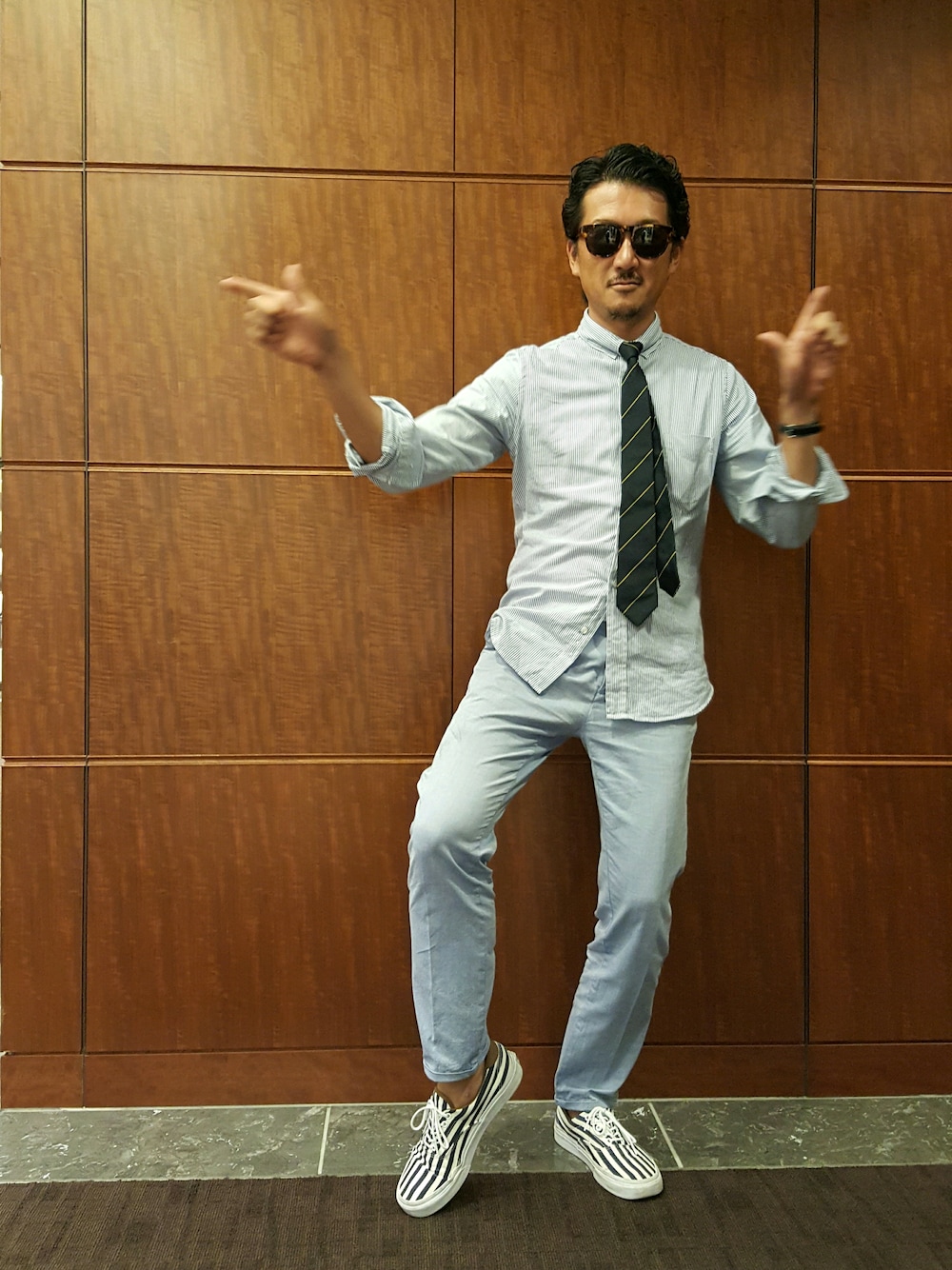 「GANTRUGGER、gantrugger丸ノ内、新丸ビル4階、ネクタイ、VANS」｜「GANT Ruggerのアイテム（その他、ブルー系）」を使った、t頭さん（メンズ・171cm）の夏コーディネートの1枚目の写真
