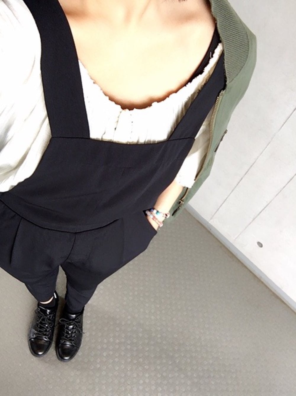 ブラック系のサロペット/オーバーオール、ホワイト系のTシャツ/カットソー、ブラック系のタンクトップを着用したレディースの春コーディネートの1枚目の写真