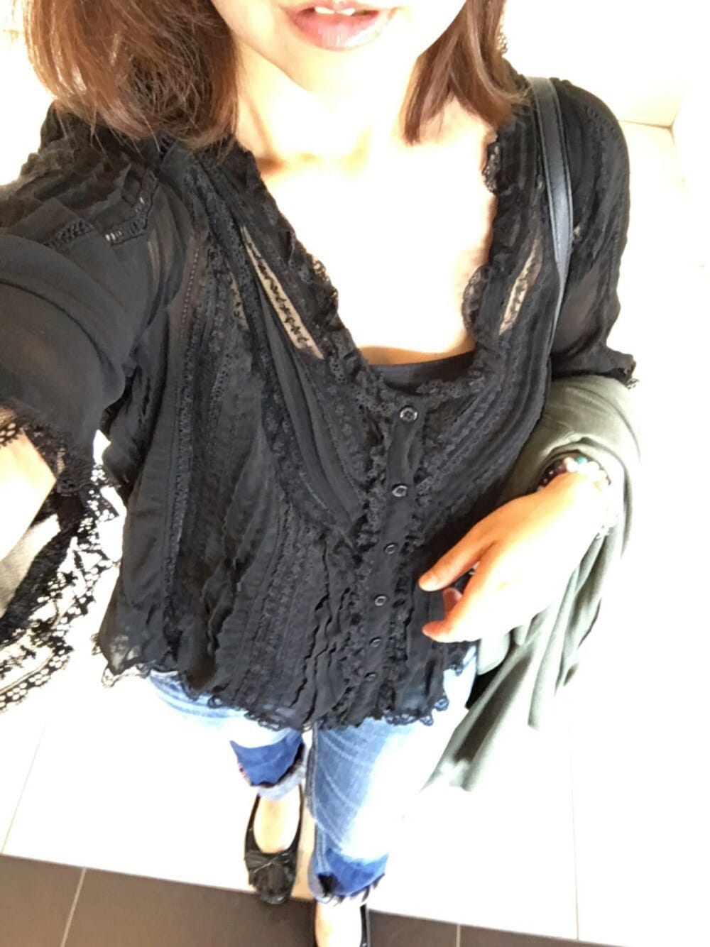 「Ray BEAMSのアイテム（シャツ/ブラウス、ブラック系）」を使った、mikiさん（レディース・151cm）の春コーディネートの1枚目の写真