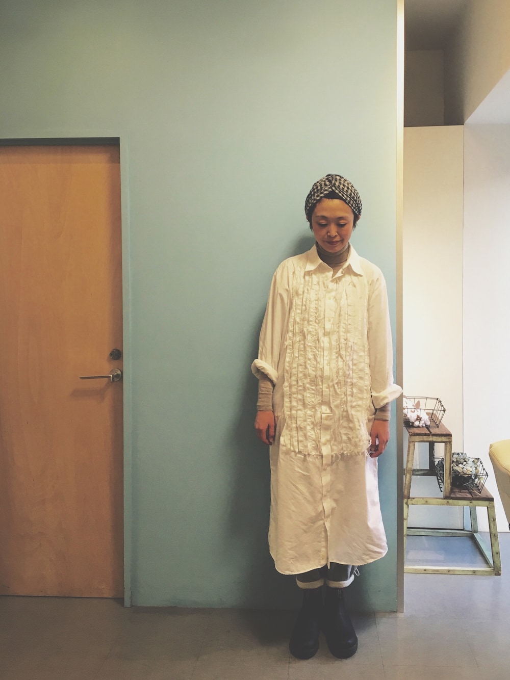 ホワイト系のシャツワンピース、グレー系のその他パンツ、ホワイト系のストール/ショールを着用したレディースの冬コーディネートの1枚目の写真