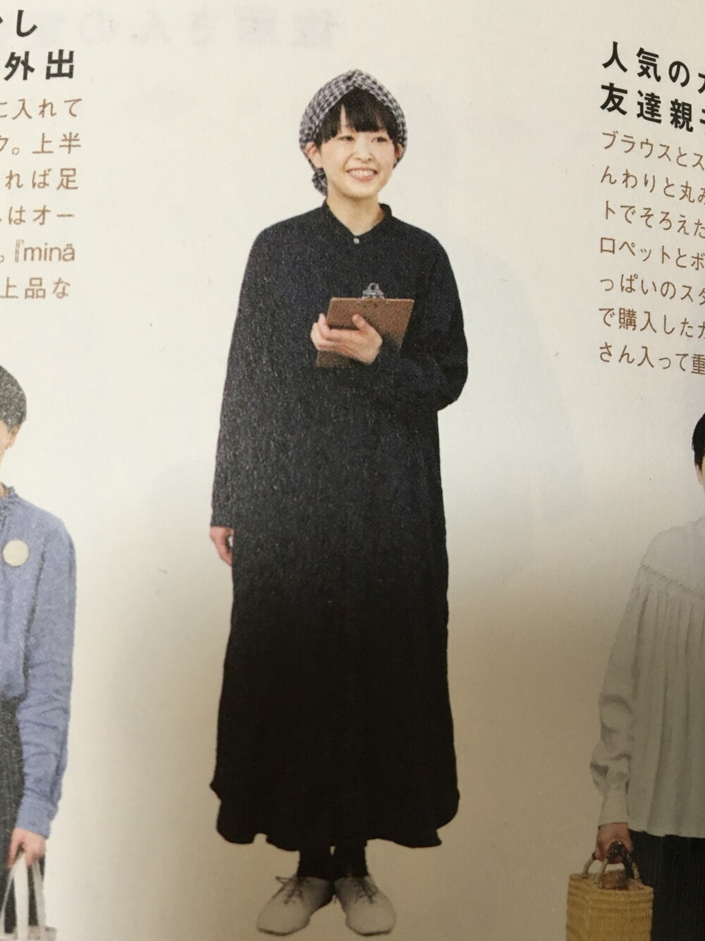 ブルー系のワンピース、ホワイト系のストール/ショールを着用したレディースの春コーディネートの1枚目の写真