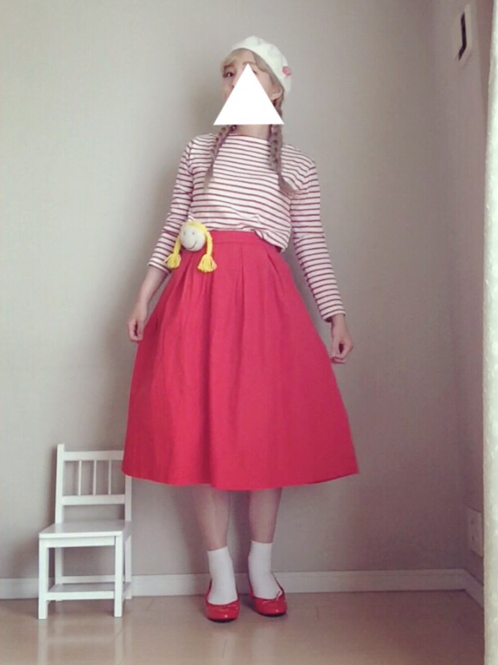 レッド系のTシャツ/カットソー、レッド系のスカート、ホワイト系のハンチング/ベレー帽を着用したレディースの春コーディネートの1枚目の写真