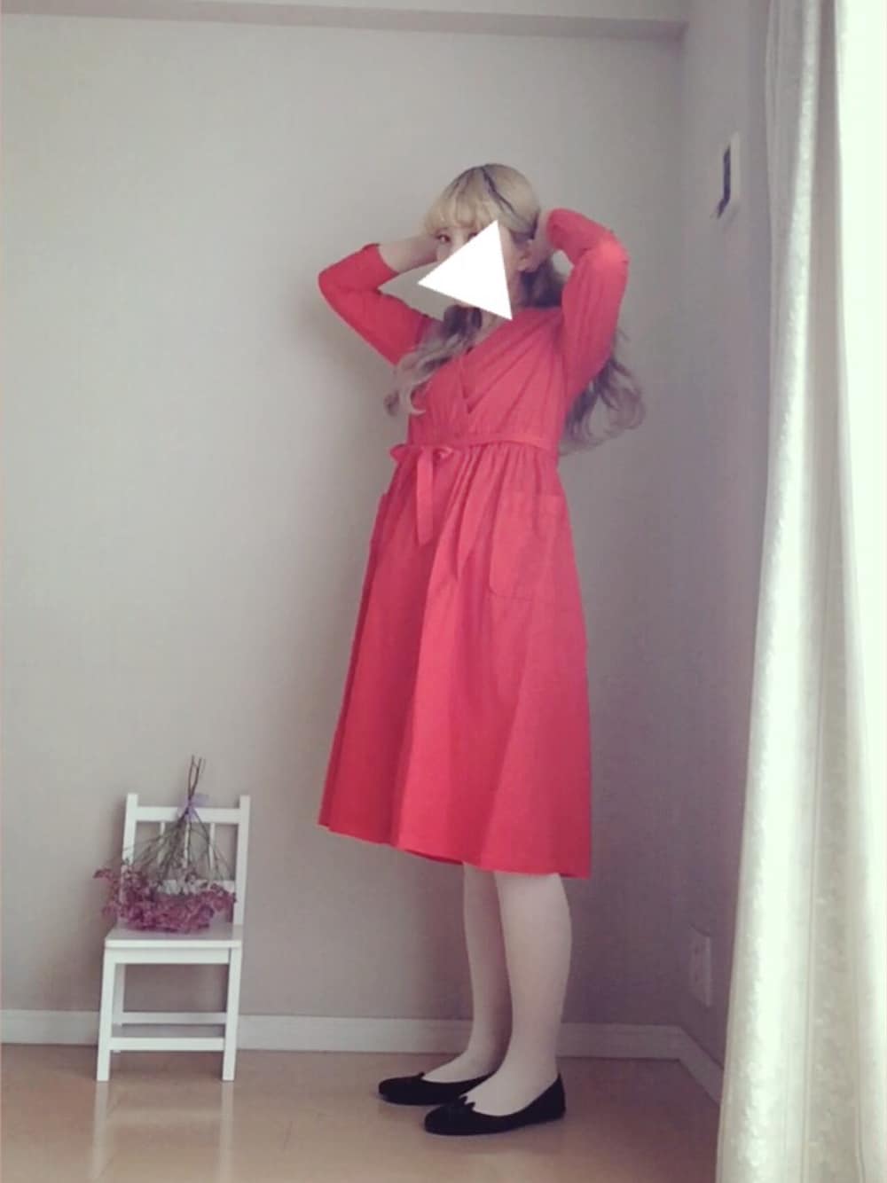 レッド系のワンピースを着用したレディースの春コーディネートの1枚目の写真