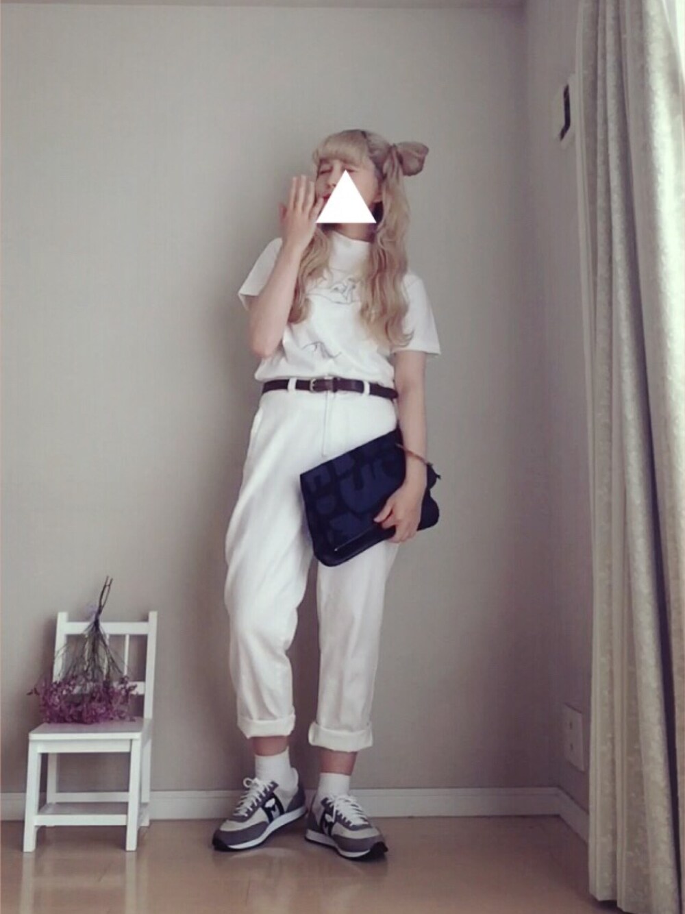ホワイト系のTシャツ/カットソー、ホワイト系のその他パンツ、ブルー系のクラッチバッグを着用したレディースの夏コーディネートの1枚目の写真