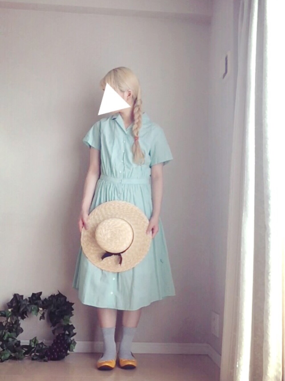 グリーン系のワンピース、ベージュ系の帽子を着用したレディースの夏コーディネートの1枚目の写真