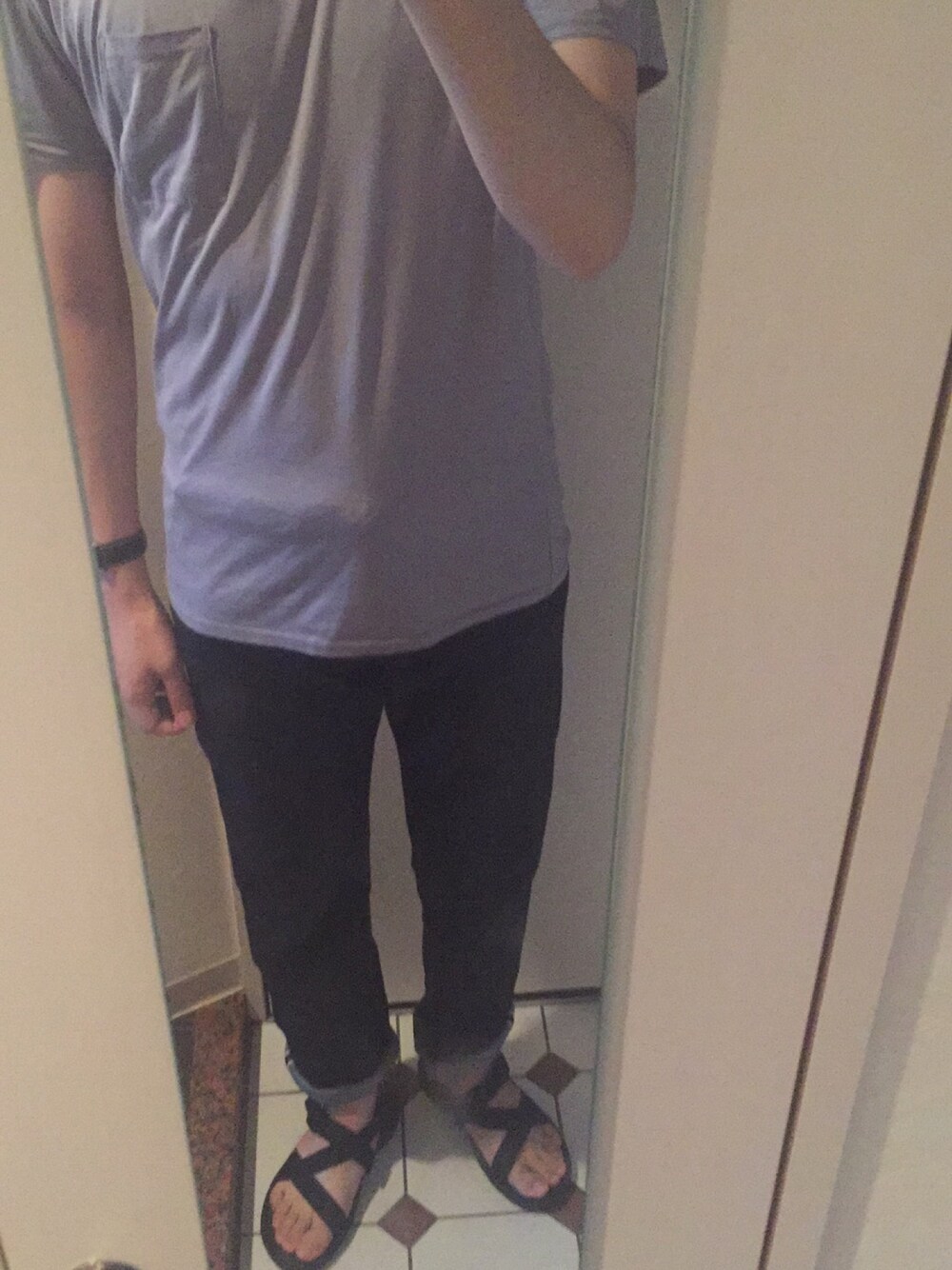 「UNIQLOのMEN セルビッジレギュラーフィットジーンズ（デニムパンツ、ブルー系）」を使った、yunyun_jpさん（メンズ・177cm）の夏コーディネートの1枚目の写真