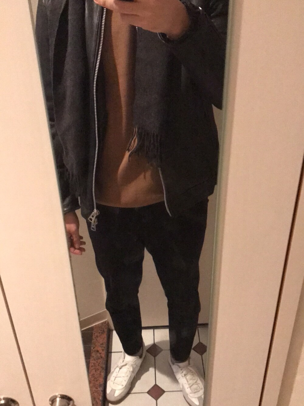「UNIQLOのアイテム（その他パンツ、ブラック系）」を使った、yunyun_jpさん（メンズ・177cm）の冬コーディネートの1枚目の写真