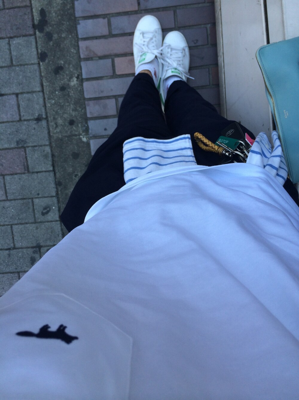ホワイト系のTシャツ/カットソー、ホワイト系のTシャツ/カットソー、ブルー系のクラッチバッグを着用したメンズの春コーディネートの1枚目の写真
