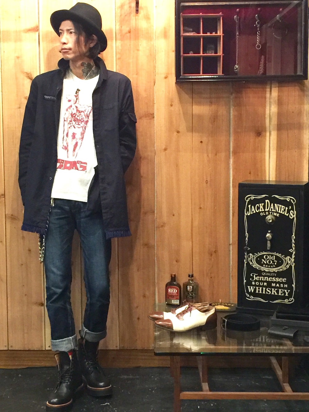 ブラック系のブーツ、ブルー系のデニムパンツ、ブルー系のシャツ/ブラウスを着用したメンズの秋コーディネートの1枚目の写真