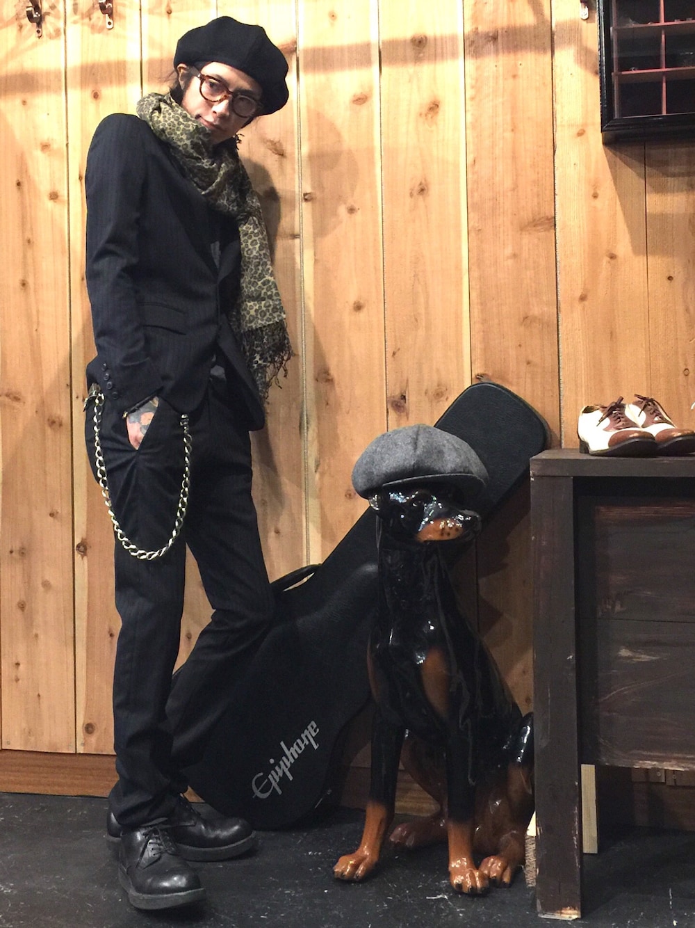 ブラック系のテーラードジャケット、ブラック系のスラックス、ブラック系のその他シューズを着用したメンズの冬コーディネートの1枚目の写真