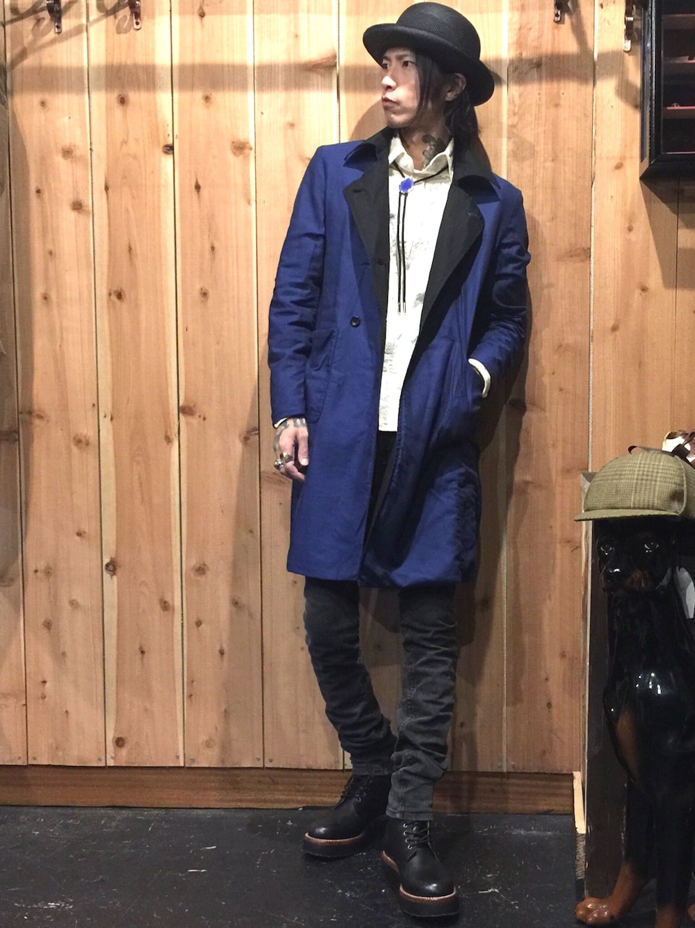 ブルー系のその他アウター、ベージュ系のシャツ/ブラウス、ブラック系のデニムパンツを着用したメンズの冬コーディネートの1枚目の写真