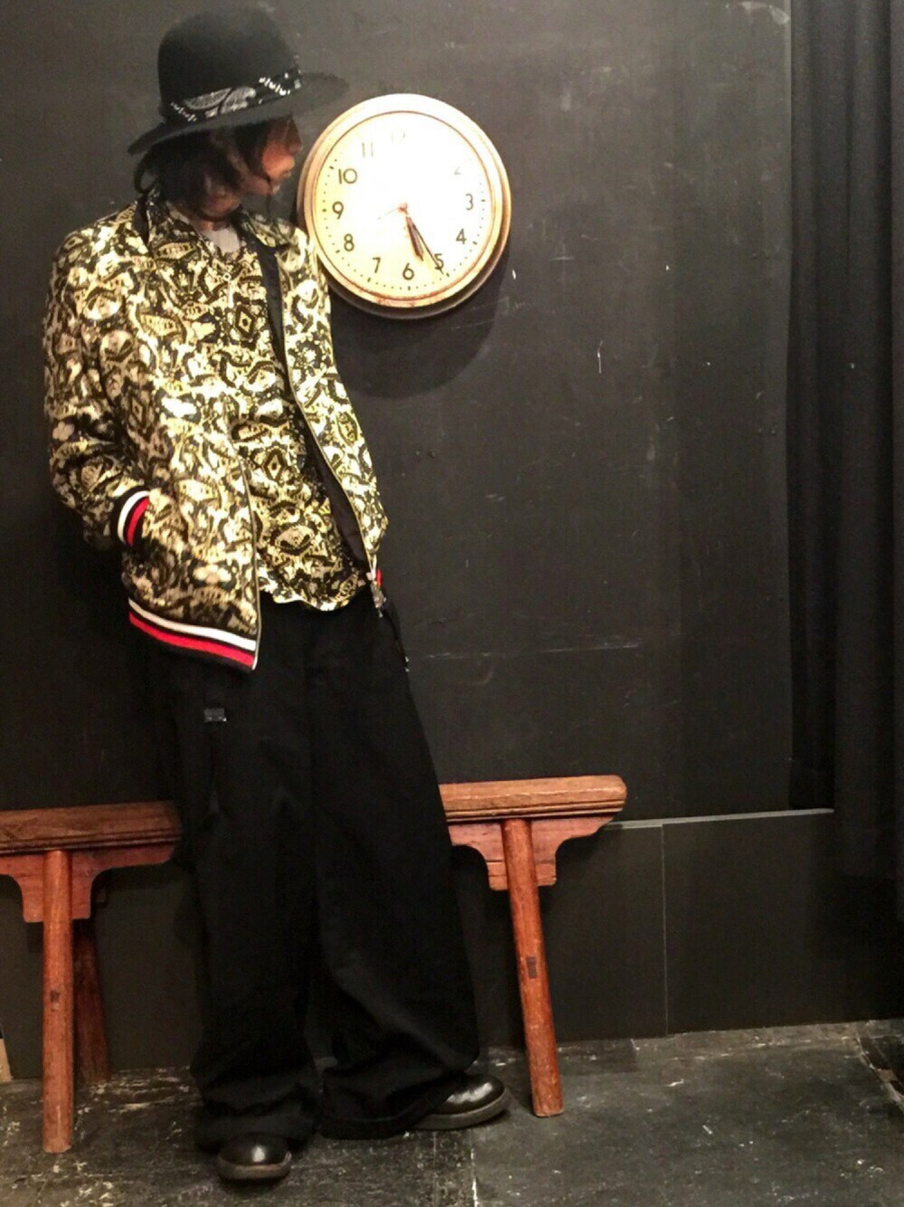 イエロー系のシャツ/ブラウス、イエロー系のブルゾン、ブラック系のスラックスを着用したメンズの秋コーディネートの1枚目の写真